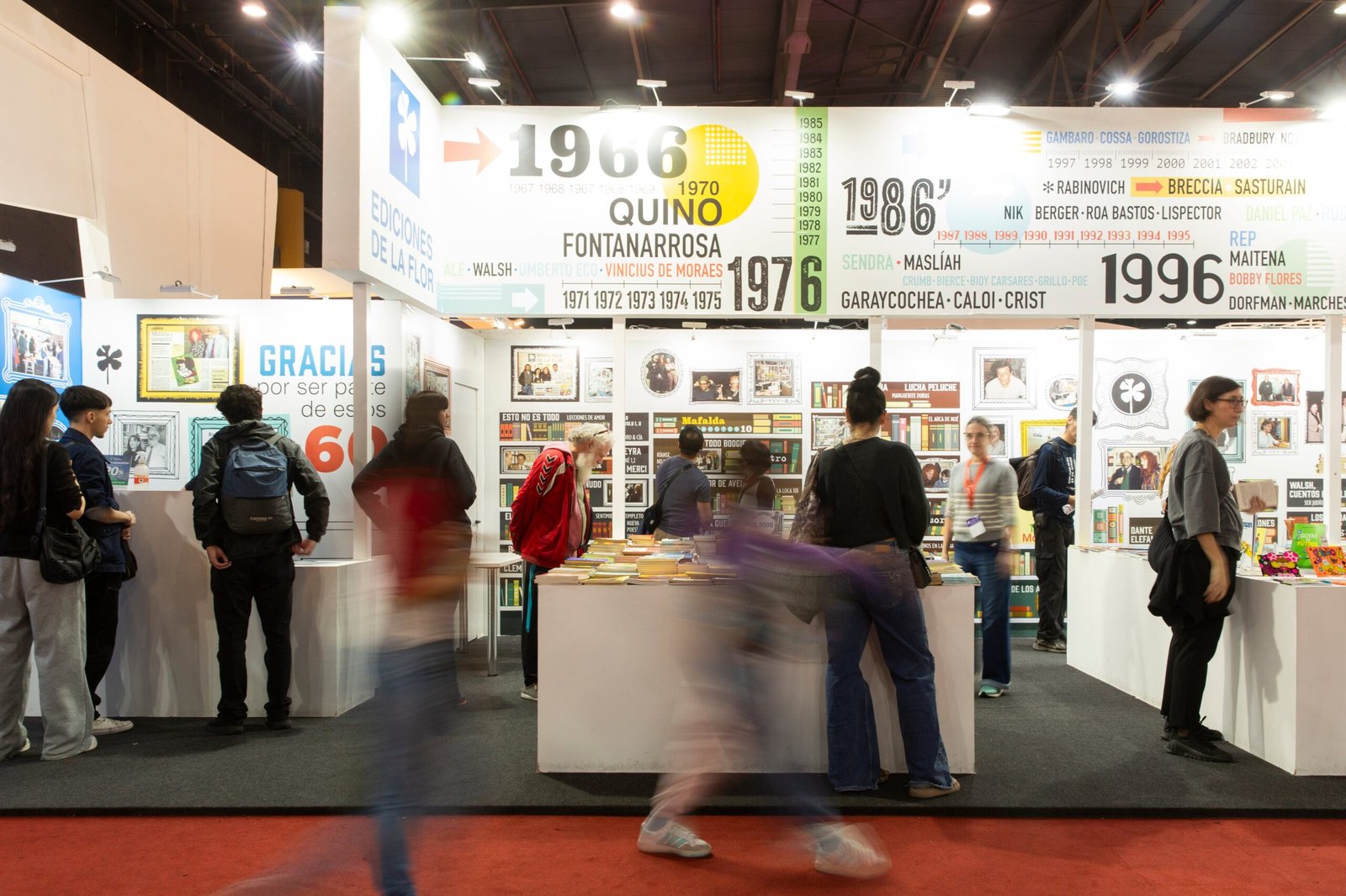 Stand de Ediciones de la Flor en la Feria del Libro de Buenos Aires, el 5 de mayo.
