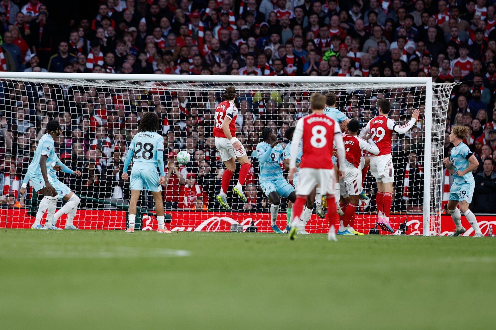 El Arsenal acaricia la Premier tras imponerse al Burnley