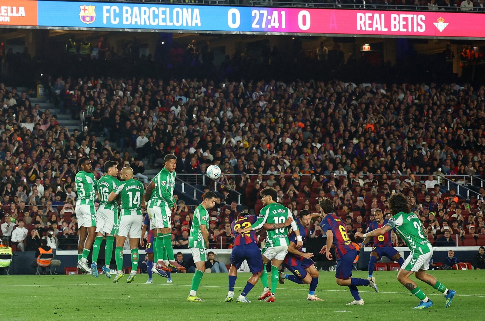 El Camp Nou se estremece para despedir a Lewandowski en la victoria del Barça contra el Betis