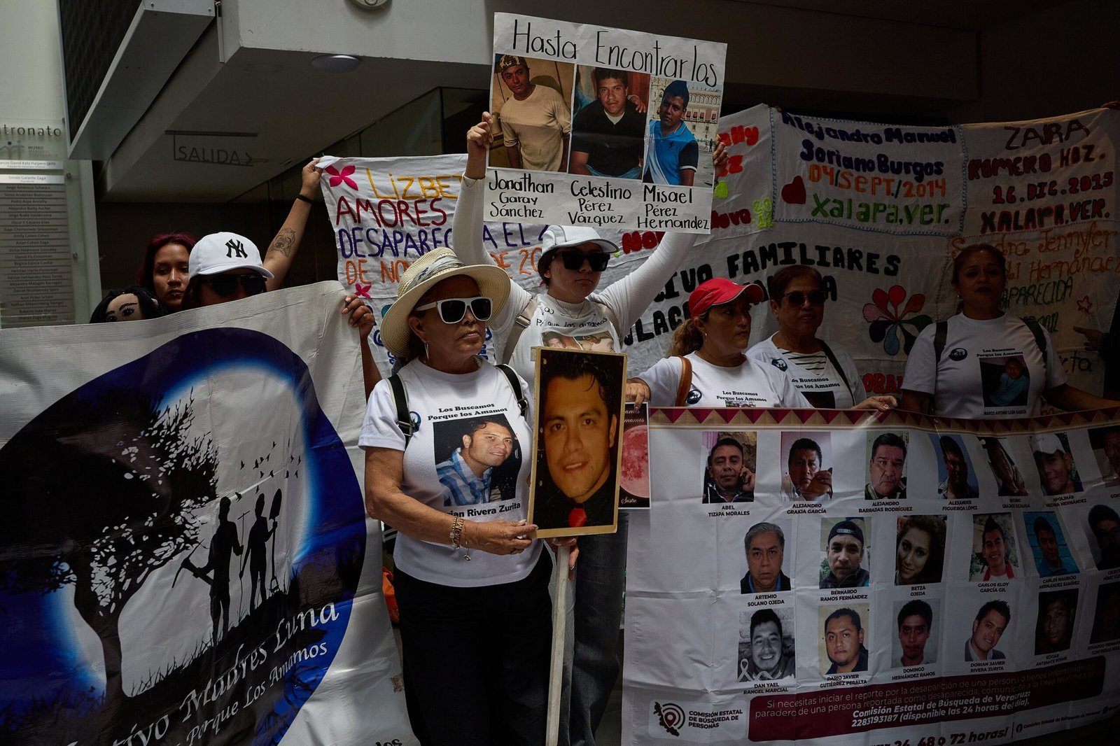 Familiares de personas desaparecidas se manifiestan en Ciudad de México, este lunes.