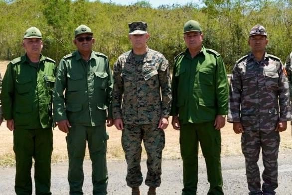 El jefe del Comando Sur se reúne con mandos militares de Cuba en los límites de la base de Guantánamo