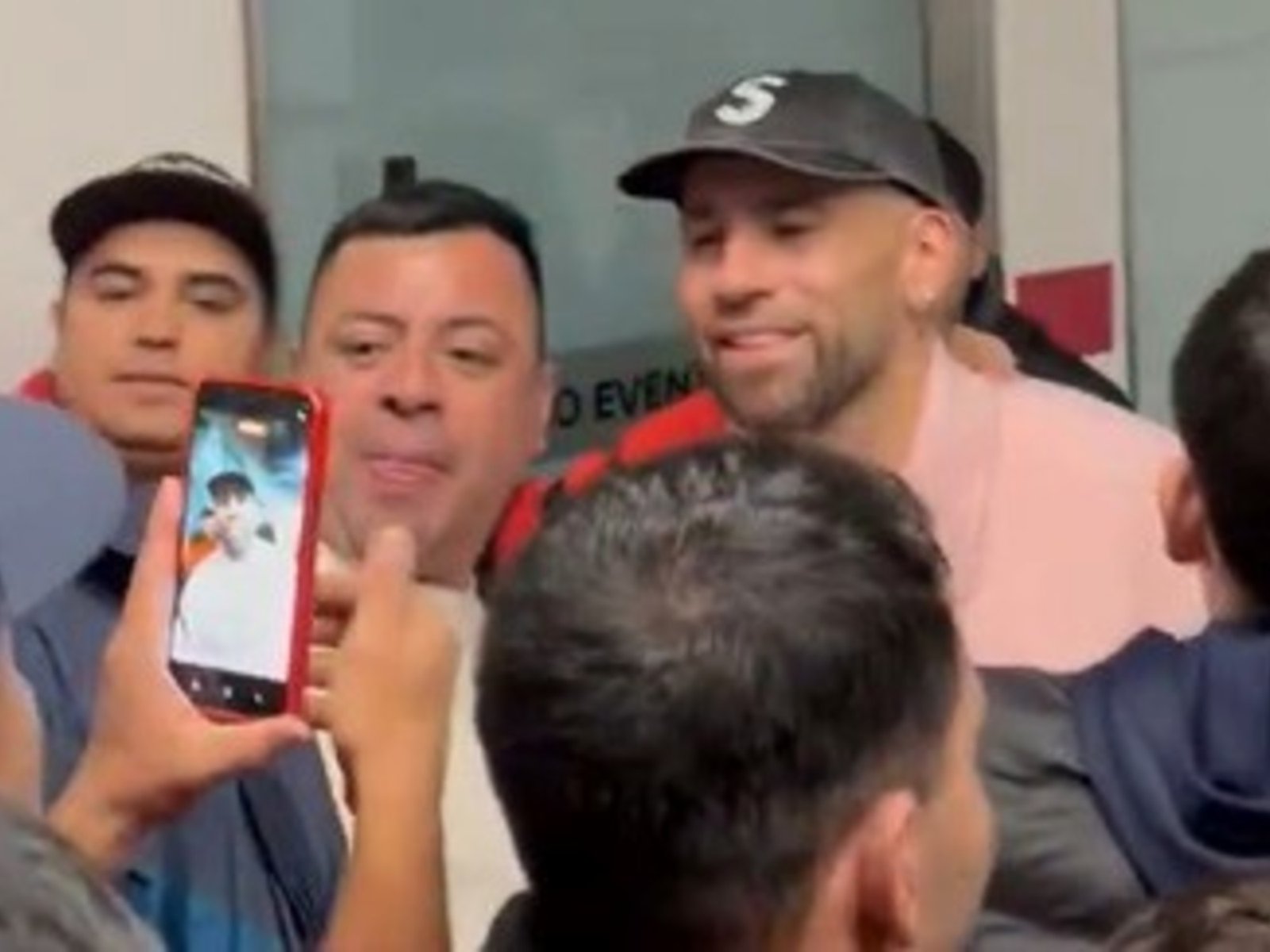 El primer cara a cara de Otamendi con los hinchas de River :: Olé