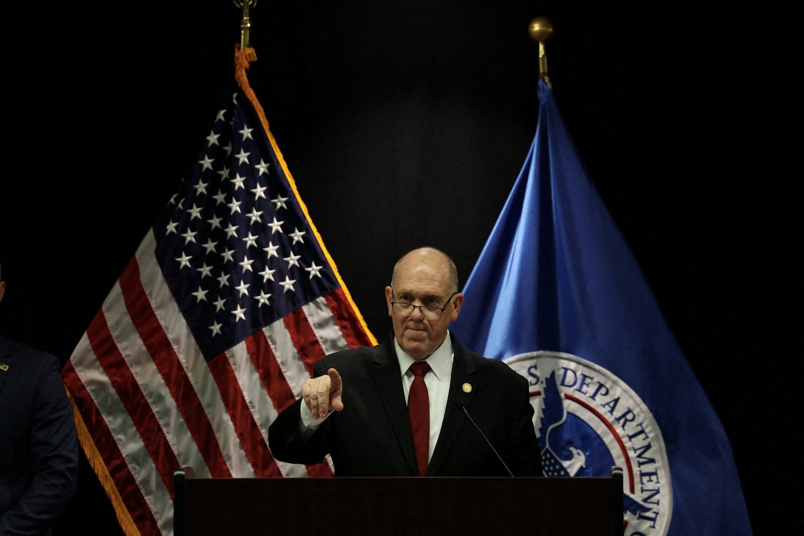 El zar de la frontera de Trump amenaza con “inundar” Nueva York con agentes del ICE