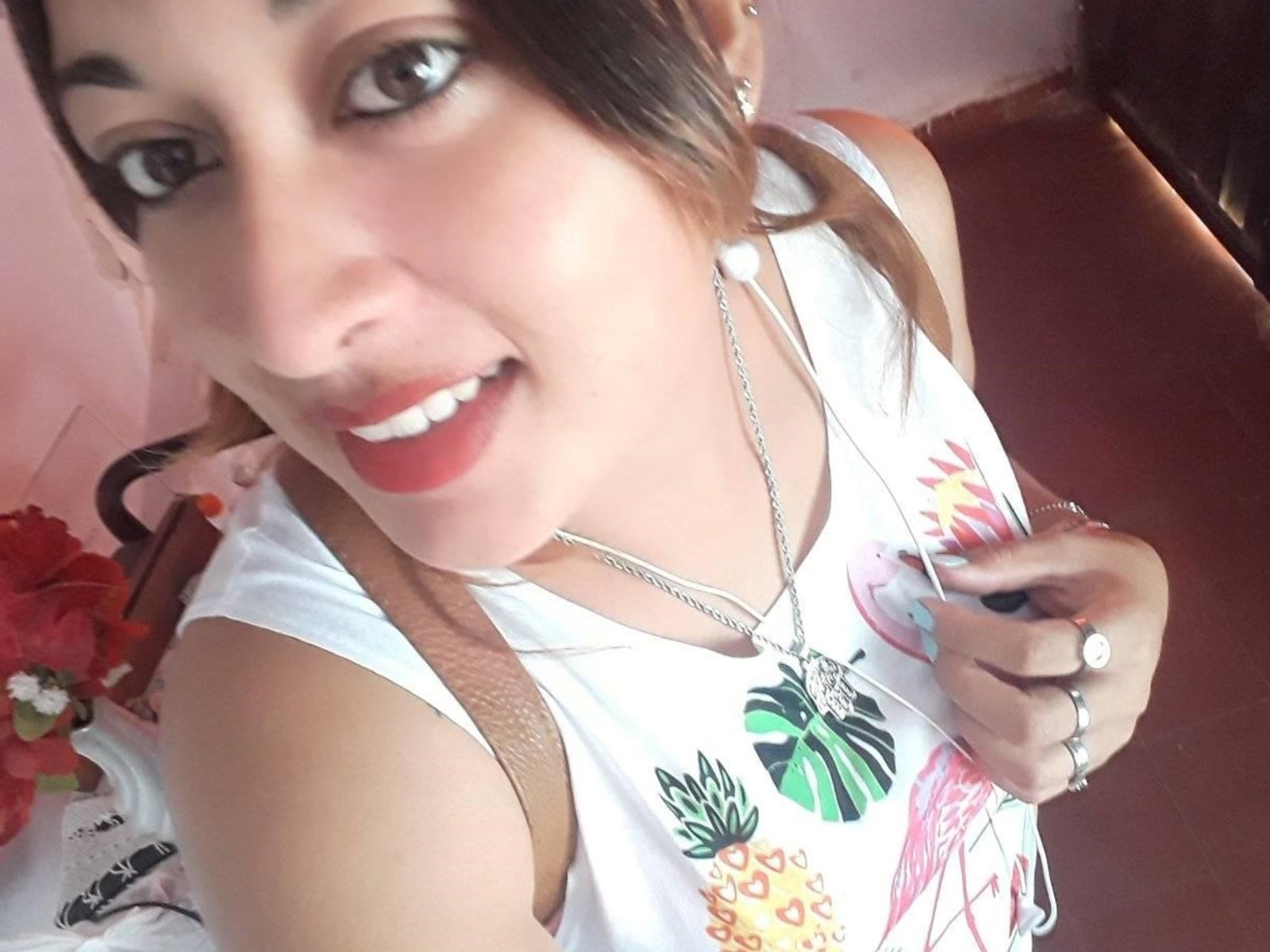 Encuentran el cuerpo de una mujer al borde del camino en un campo rural y la policía cree que fue embestida: hay un sospechoso