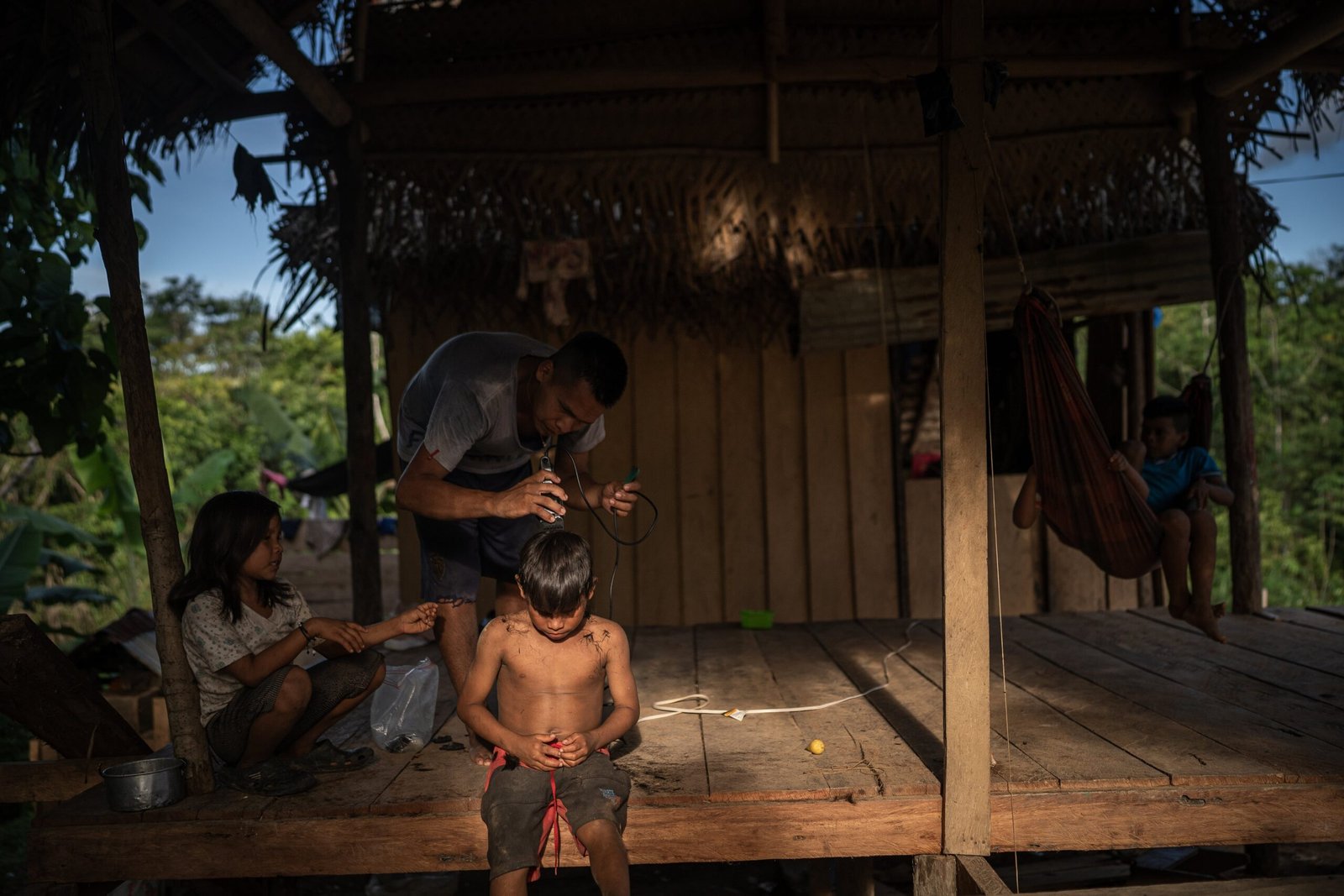 Pobladores de la comunidad La Libertad en el Amazonas Colombiano, en diciembre de 2024.