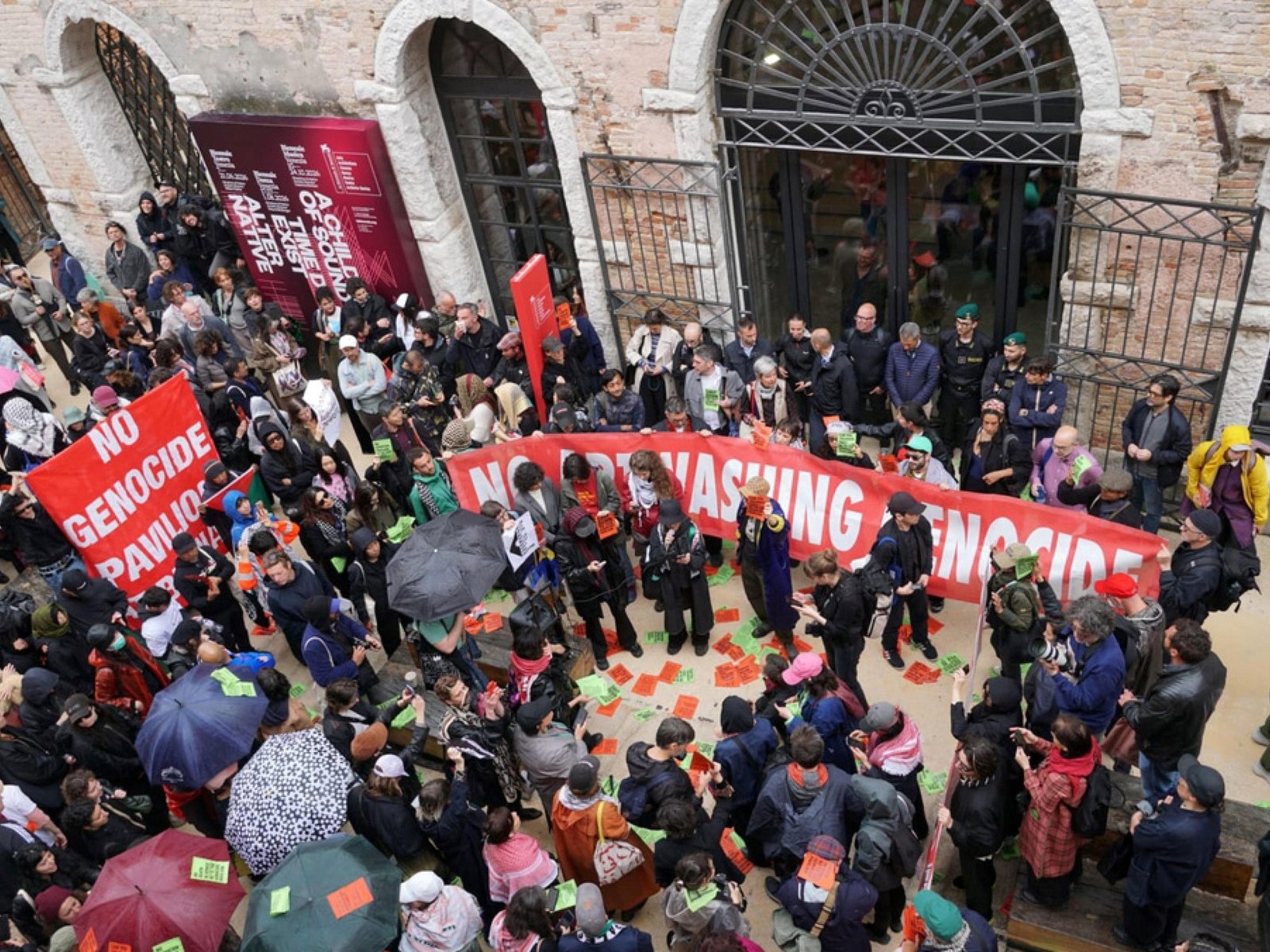 Entre tormentas y controversias, la Bienal de Venecia celebra el arte como refugio contra el cinismo