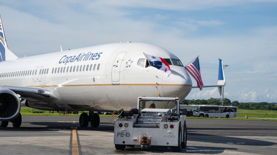 Escándalo sexual en un avión, qué delito cometió la pareja detenida