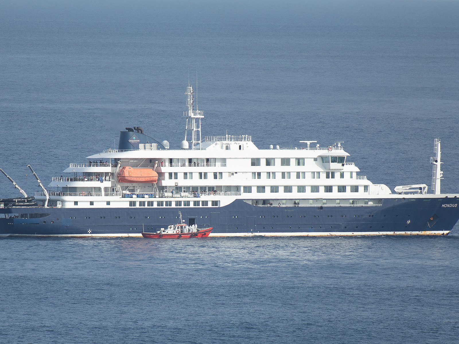 España autorizó el desembarco de los pasajeros del crucero del hantavirus en las islas Canarias