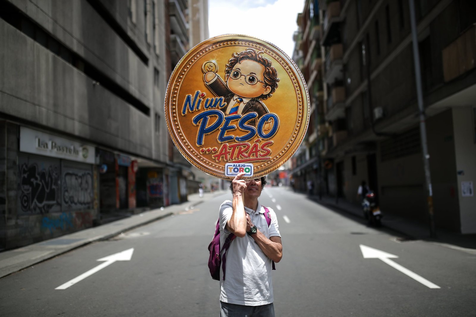 Manifestante en Medellín, este viernes.