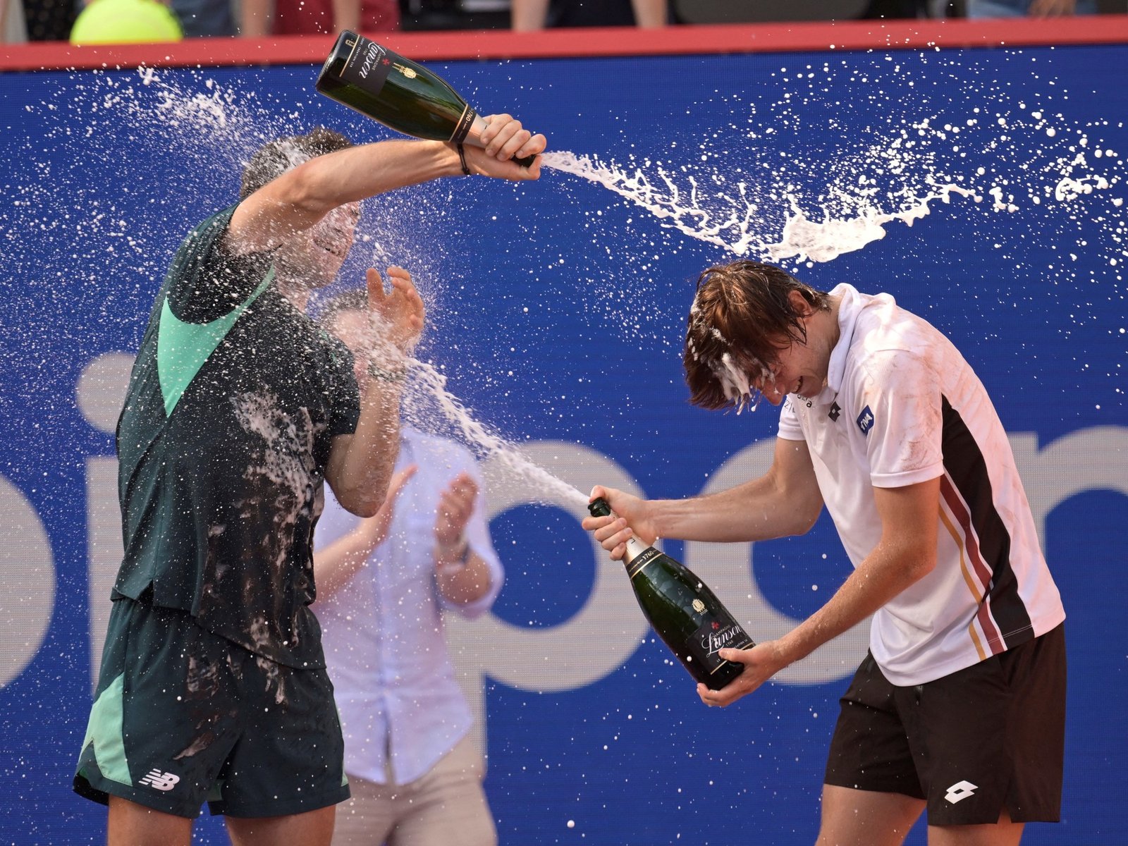 Ignacio Buse fue el inesperado campeón del ATP 500 de Hamburgo y hasta tuvo que pedir ayuda para descorchar el champagne