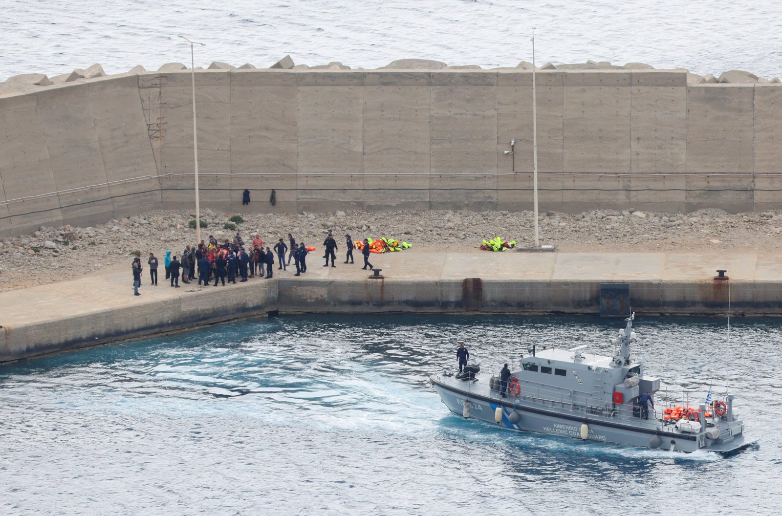 Israel desembarca en Grecia a 168 detenidos de la flotilla con ayuda a Gaza y retiene a dos para interrogarlos en su territorio