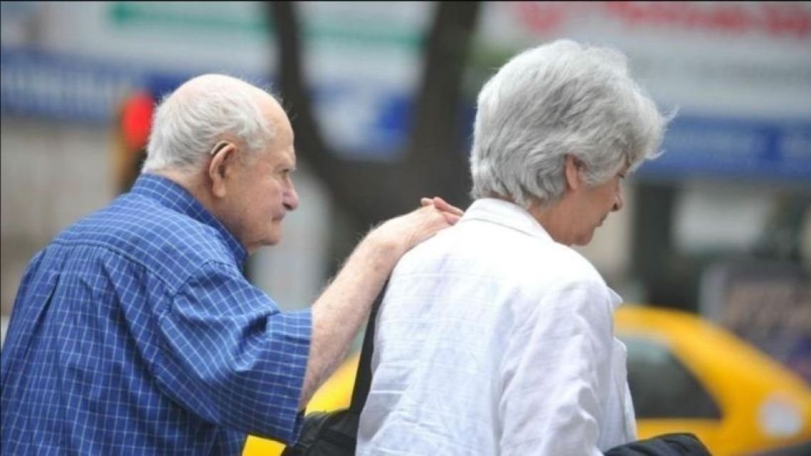 Jubilados en la era Milei: los haberes mínimos perdieron casi dos sueldos enteros frente a la inflación