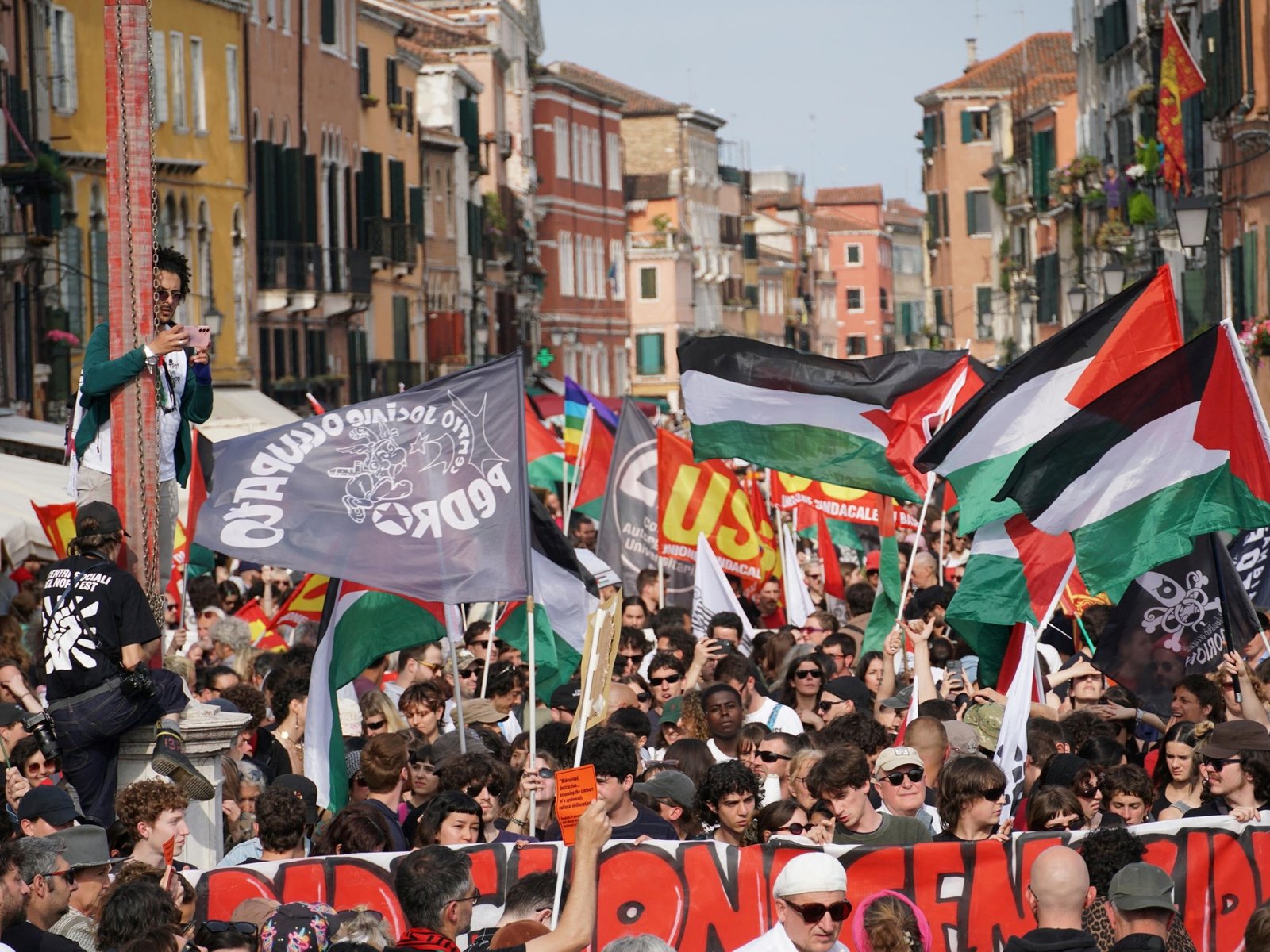 La Bienal de Venecia abre al público con protestas y debates sobre el arte y la política