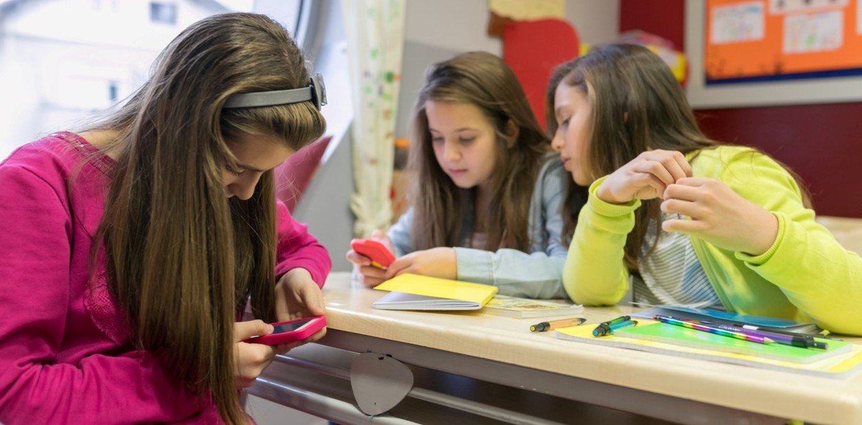 La Unesco advierte que prohibir celulares en clase no resuelve el problema