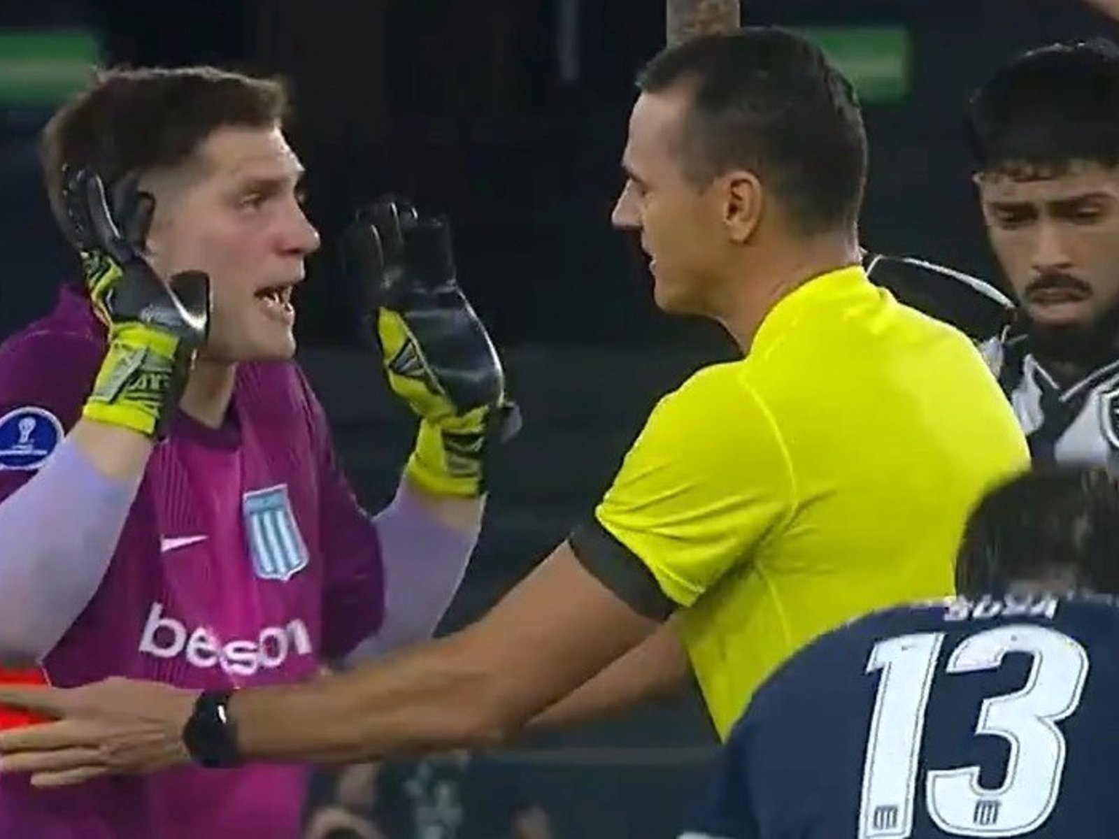 La noche negra de Cambeses: mala salida en el 1-0, floja respuesta en el 2-1 y expulsado sobre el final ante Botafogo :: Olé