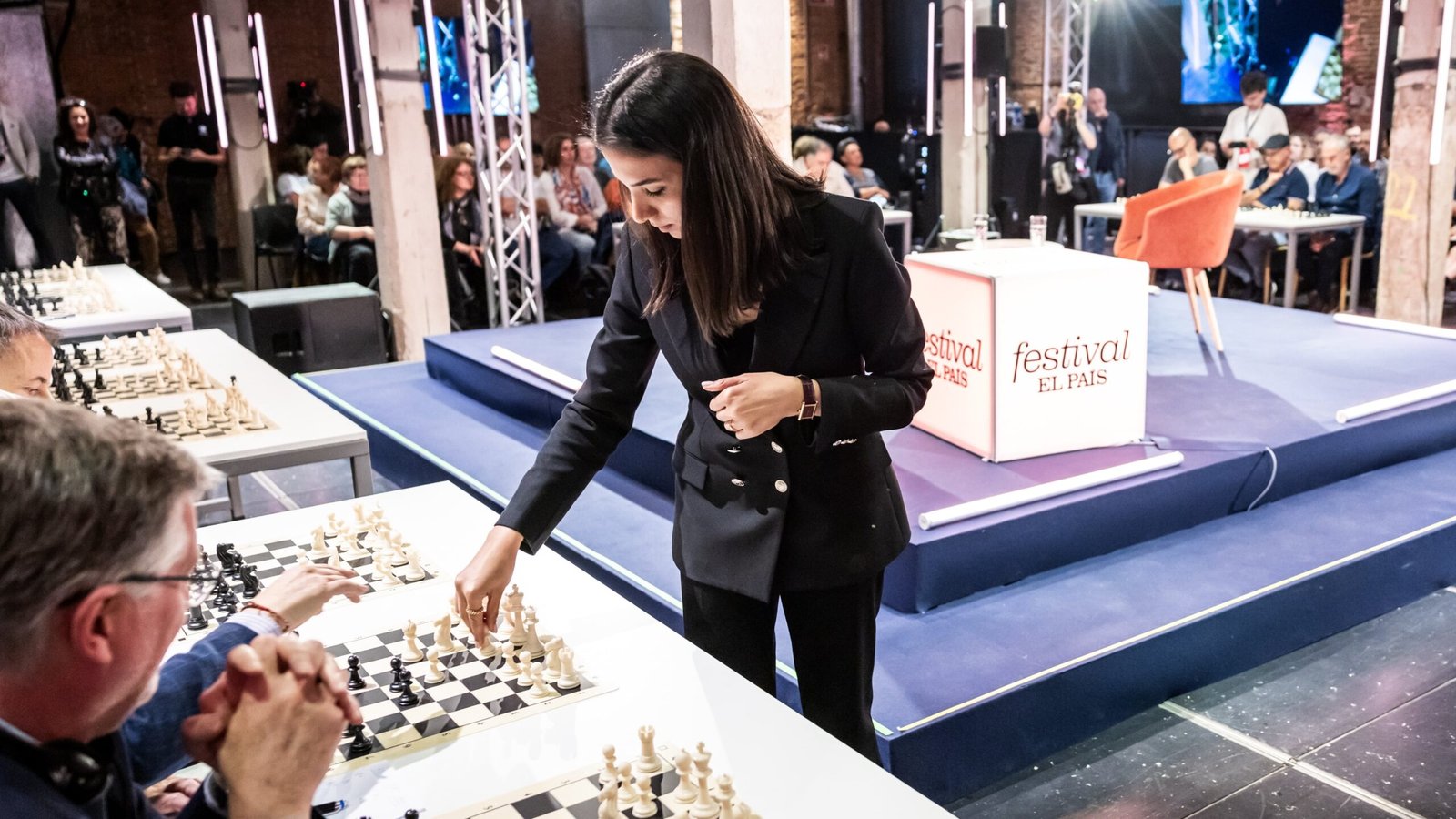 Sara Khadem, ajedrecista iraní perseguida por su país, juega una veintena de partidas simultáneas este sábado con lectores de este periódico en el Festival de EL PAÍS.