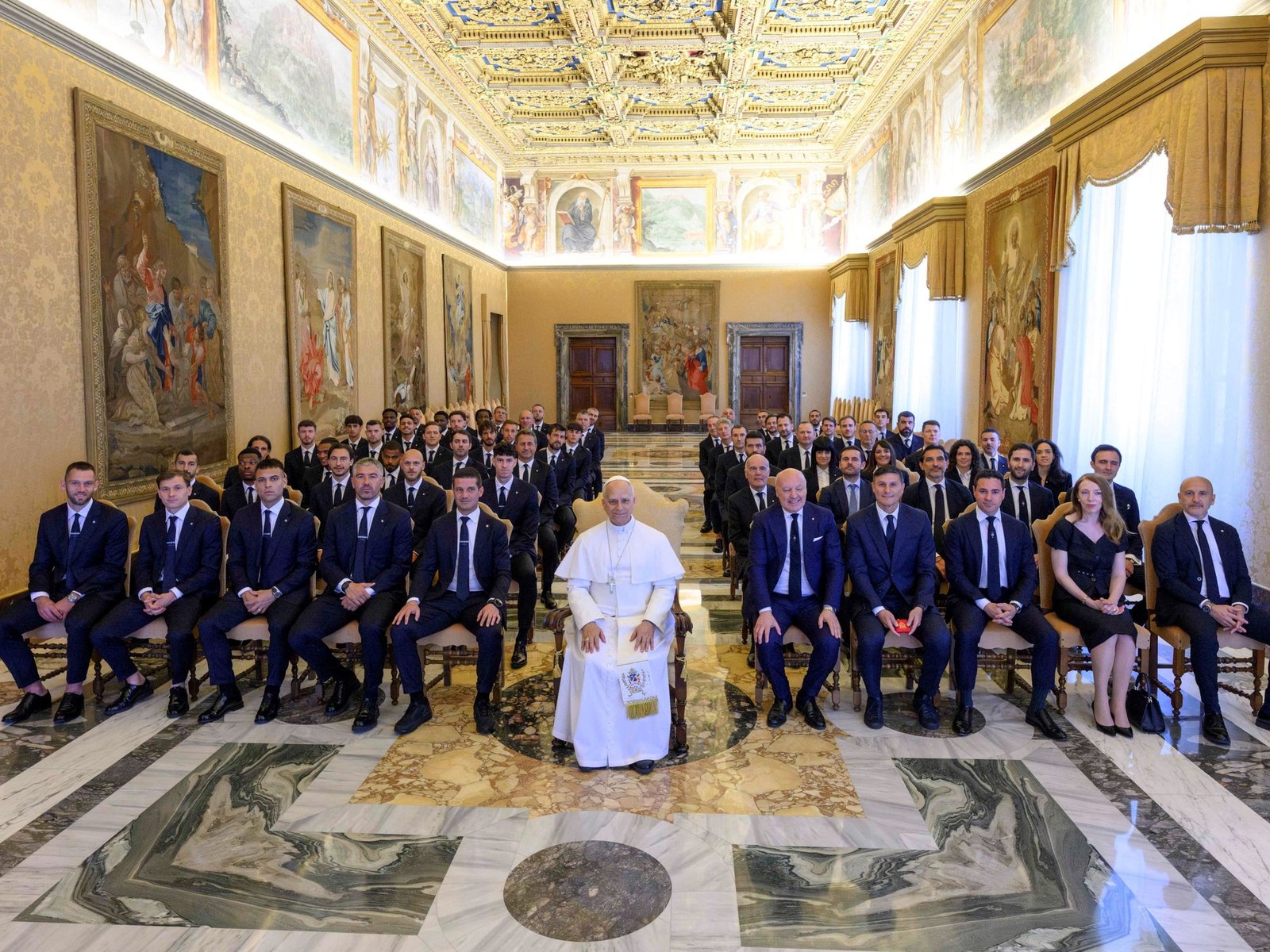Lautaro Martínez encabezó la delegación del Inter de Milán en su visita al Papa, que recibió a los campeones en el Vaticano