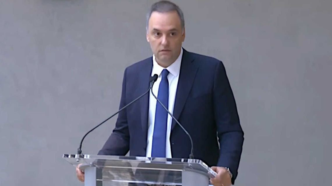 Lo que Manuel Adorni tapa
