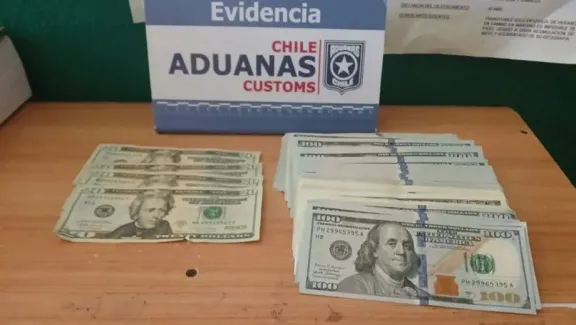 Lo sorprendieron intentando pasar 23 mil dólares sin declarar a Chile