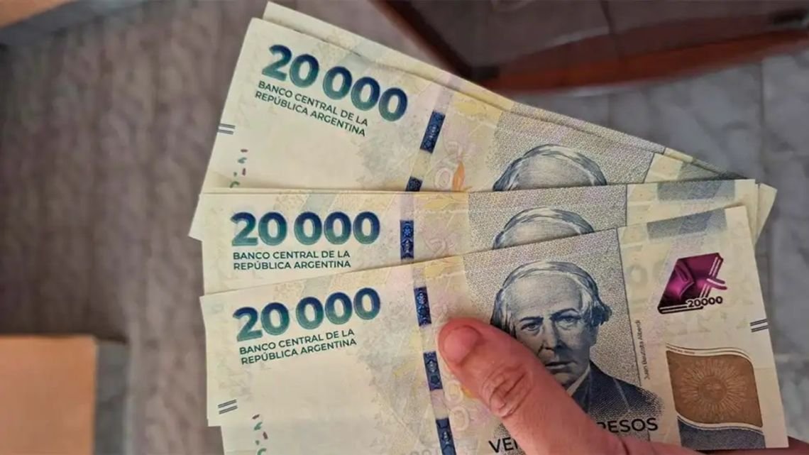 Los salarios registrados volvieron a perder contra la inflación en marzo, según el INDEC