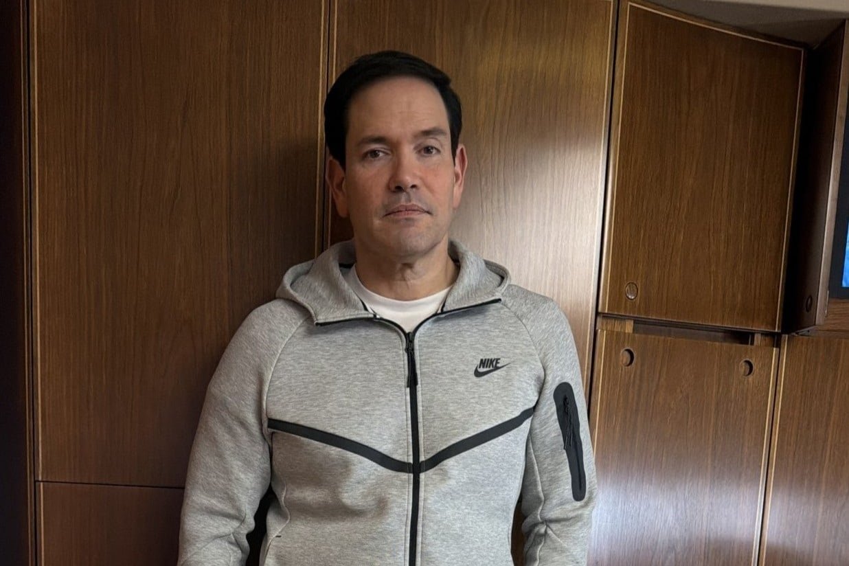Marco Rubio posa en el avión rumbo a China con el chándal que vestía Maduro en su captura