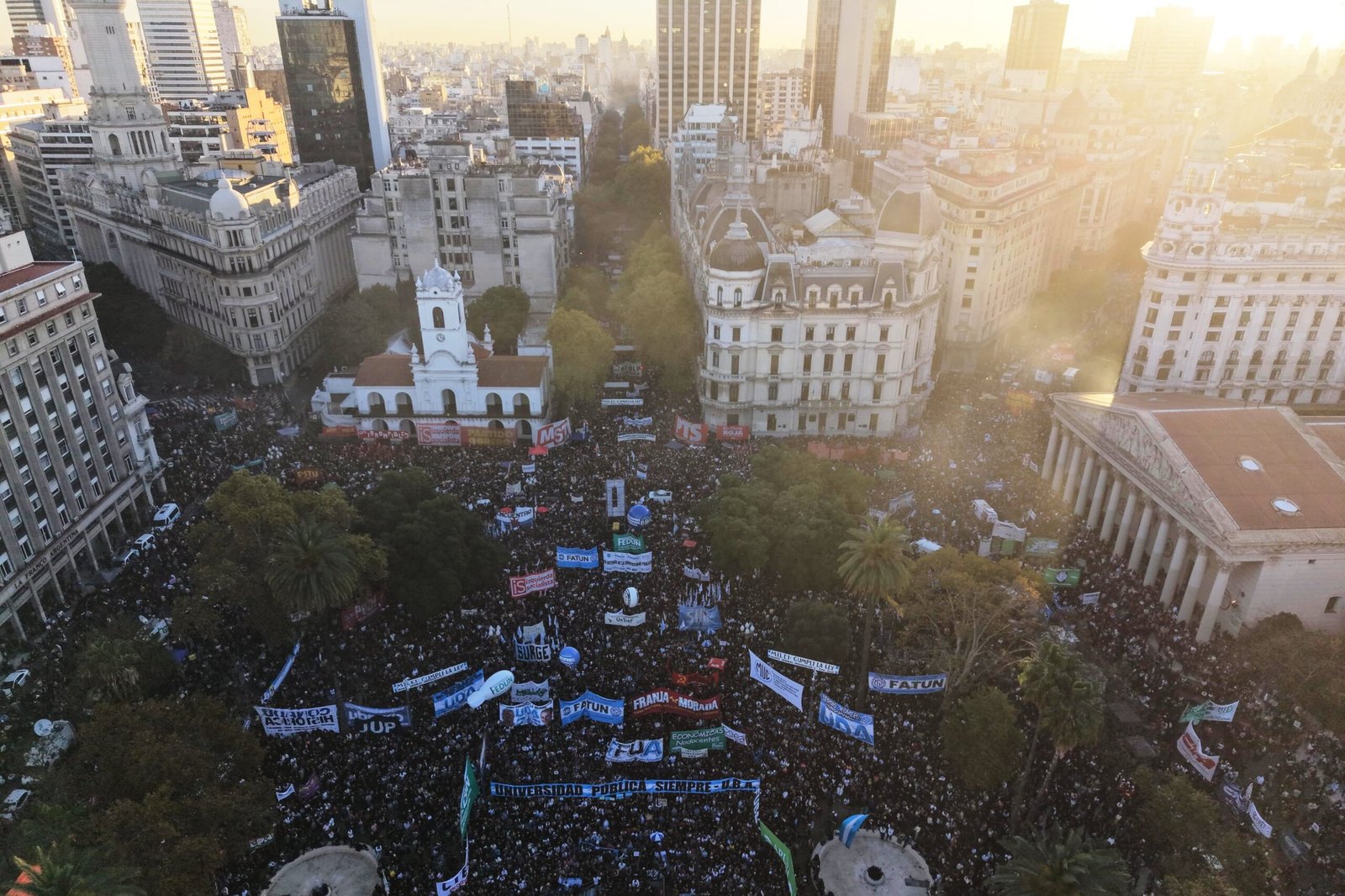 Masiva protesta contra el recorte a la universidad pública en Argentina: “Es nuestro futuro como sociedad, como pueblo”