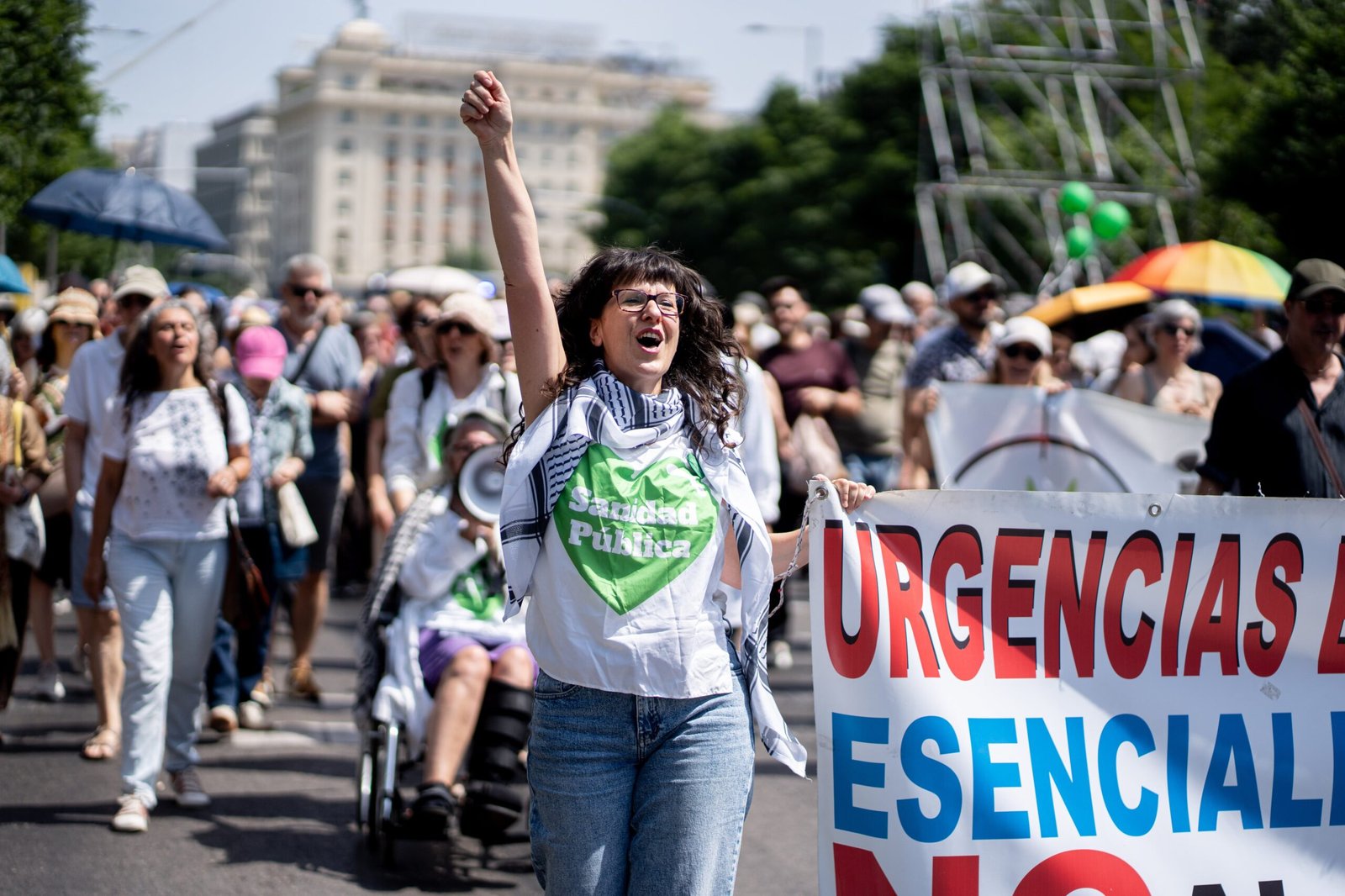 Miles de personas salen a la calle en Madrid contra la política sanitaria de Ayuso: “Ahoga la pública para engordar los seguros privados”