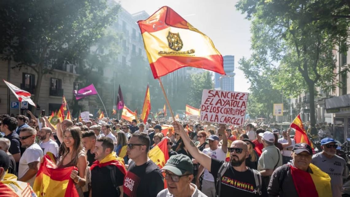 Miles marcharon en Madrid para exigir la renuncia de Pedro Sánchez y un adelanto electoral