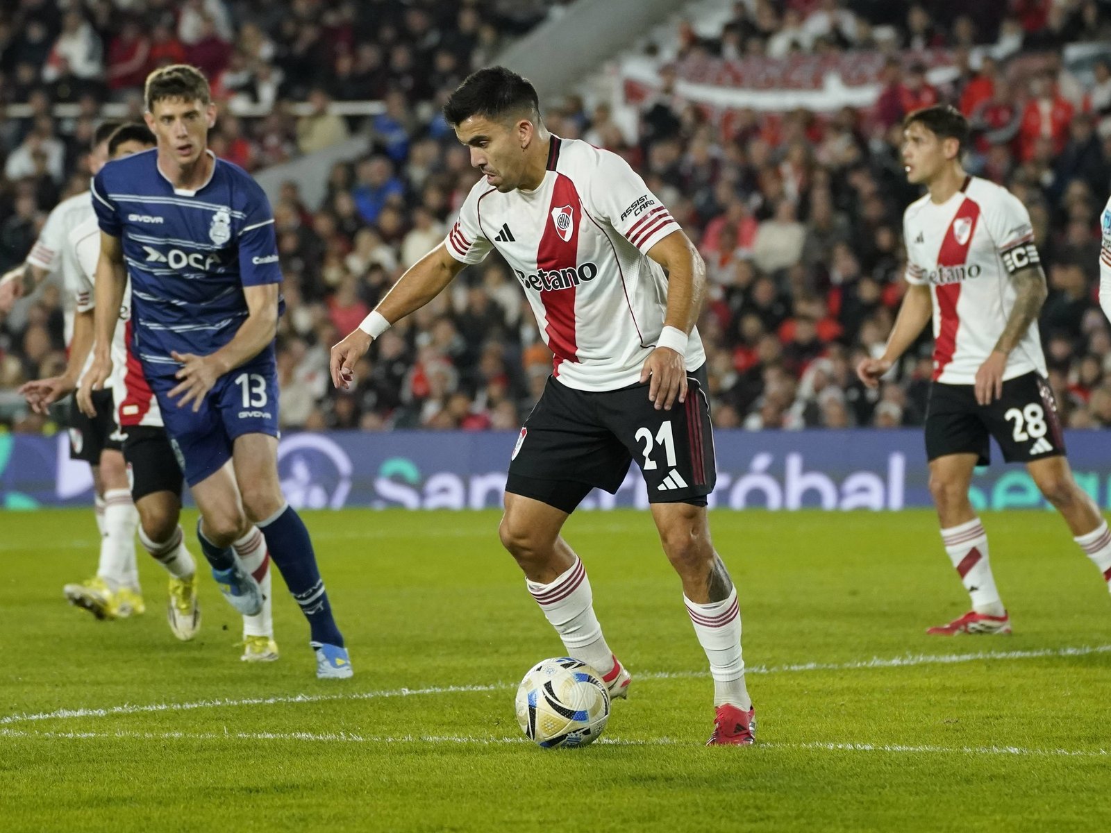 Montiel y Acuña sufrieron sendas lesiones en River contra Gimnasia, a un mes del Mundial 2026