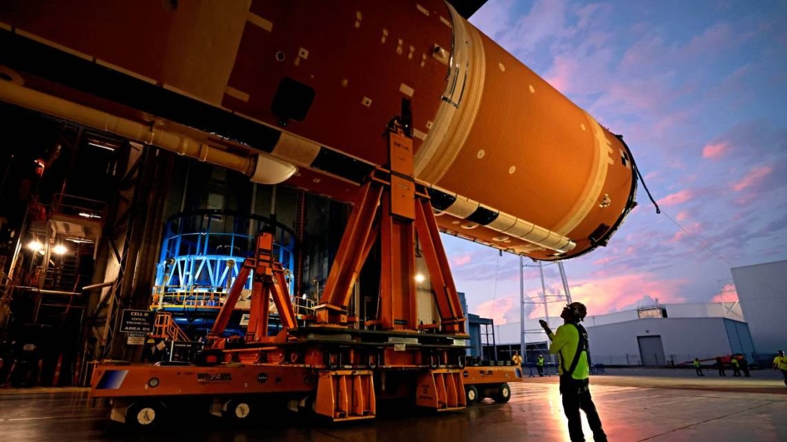 NASA empezó el ensamblaje del cohete SLS para la misión Artemis III