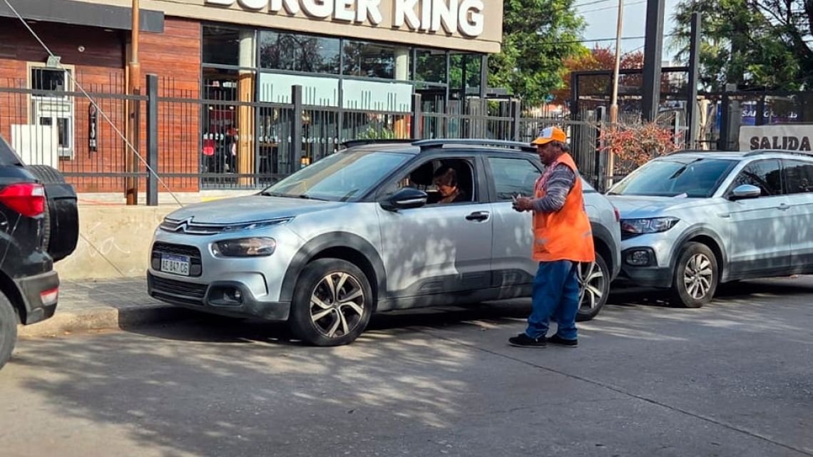 Nuevo estacionamiento medido sin “naranjitas”: Será 100% digital, sin efectivo y con pago vía app o QR