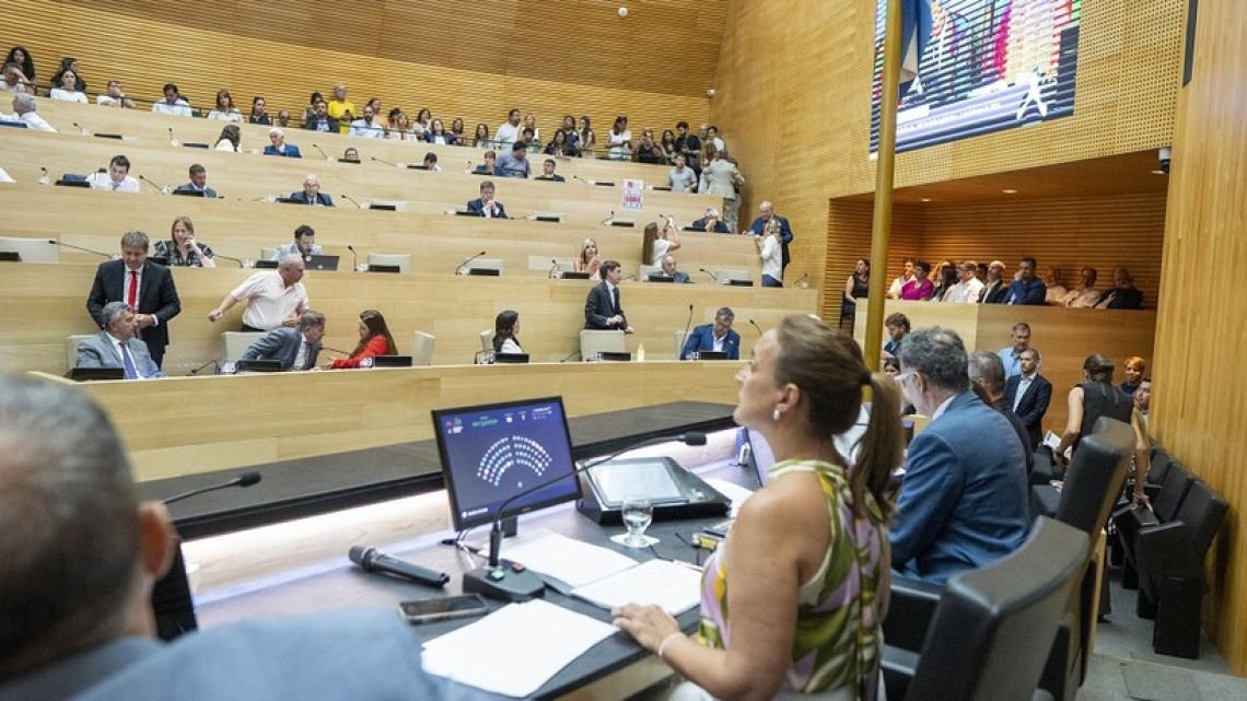 Opositores denuncian una Unicameral “planchada” y el PJ retruca que las críticas son “falacias”