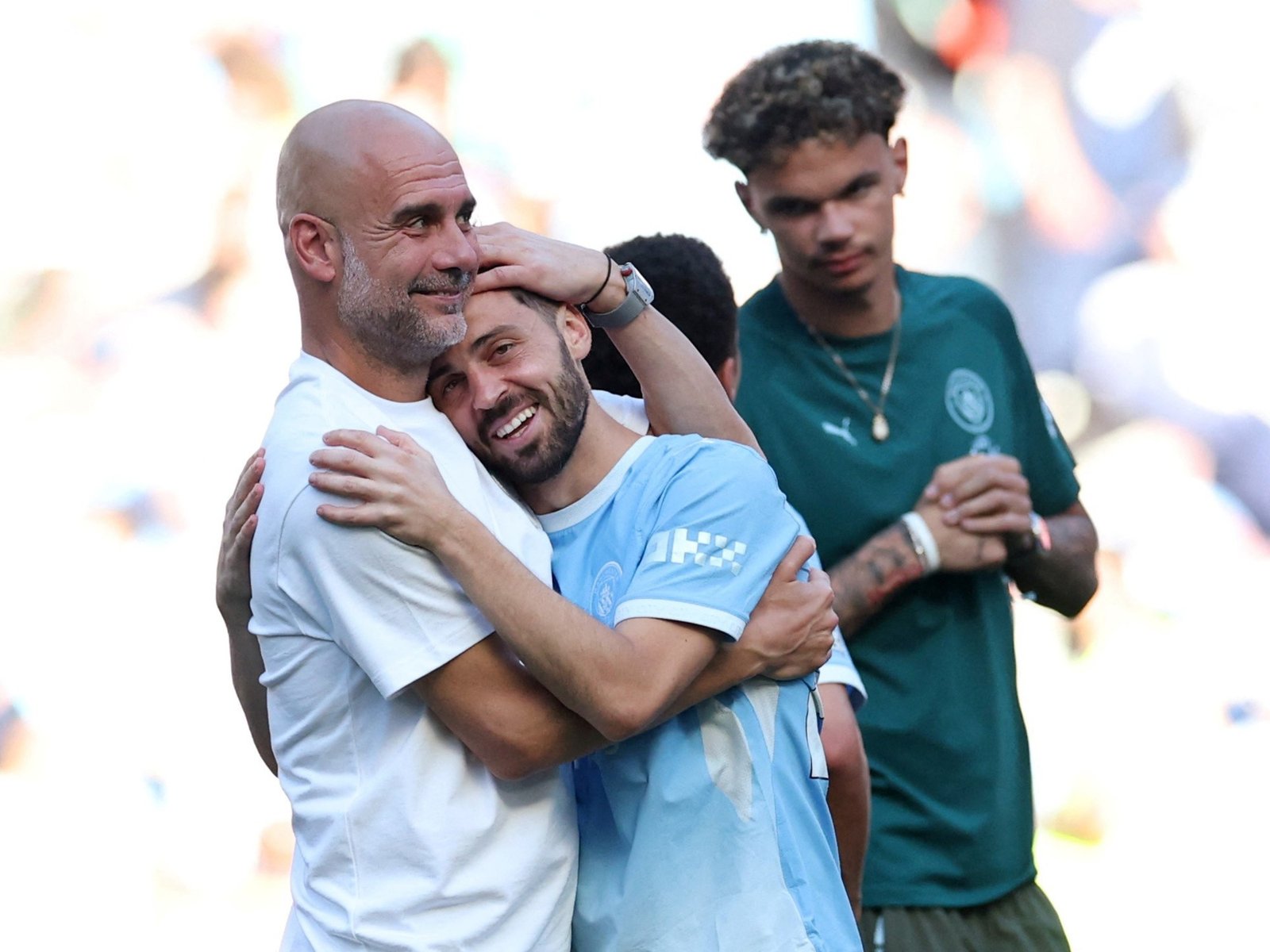 Pep Guardiola se emocionó en su despedida y Bernardo Silva recibió un inédito homenaje en pleno partido