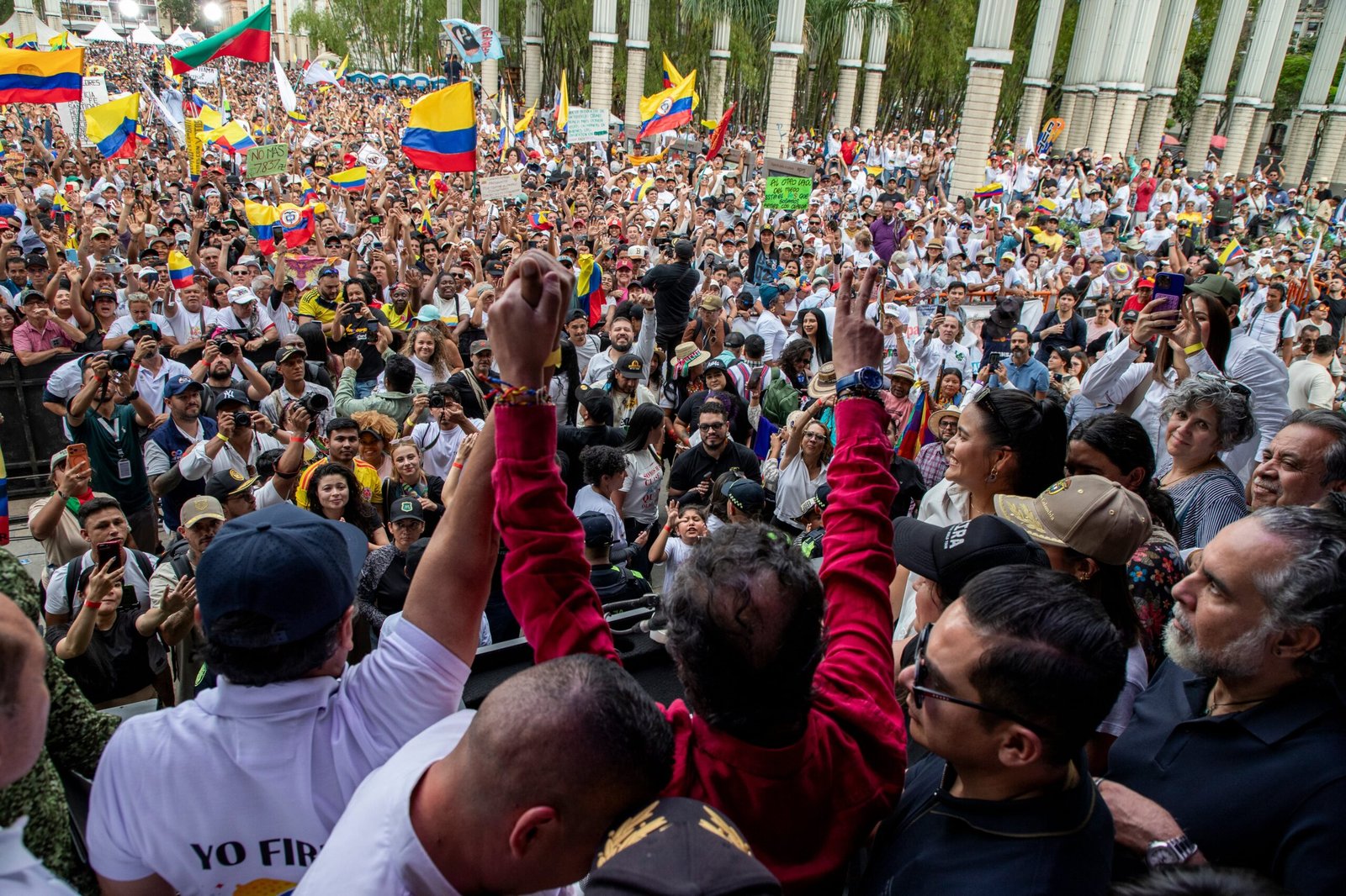 Gustavo Petro saluda a los asistentes a la concentración, en Medellín, este viernes.