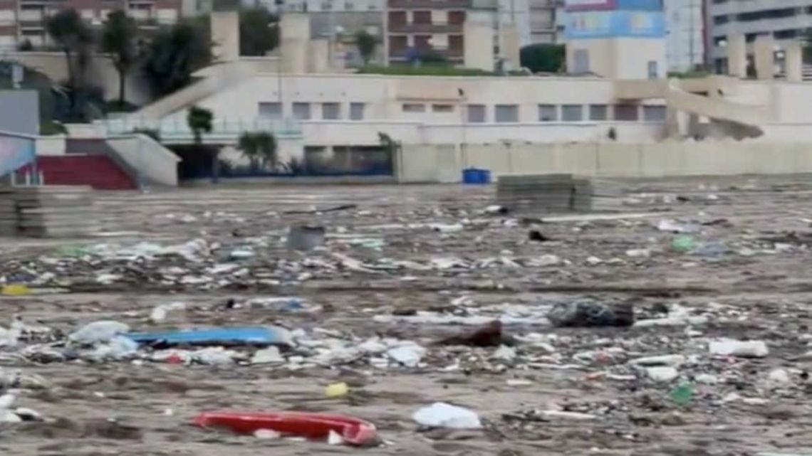 Playas con basura y balnearios destruidos tras la ciclogénesis en Mar del Plata: cómo quedó la costa sur