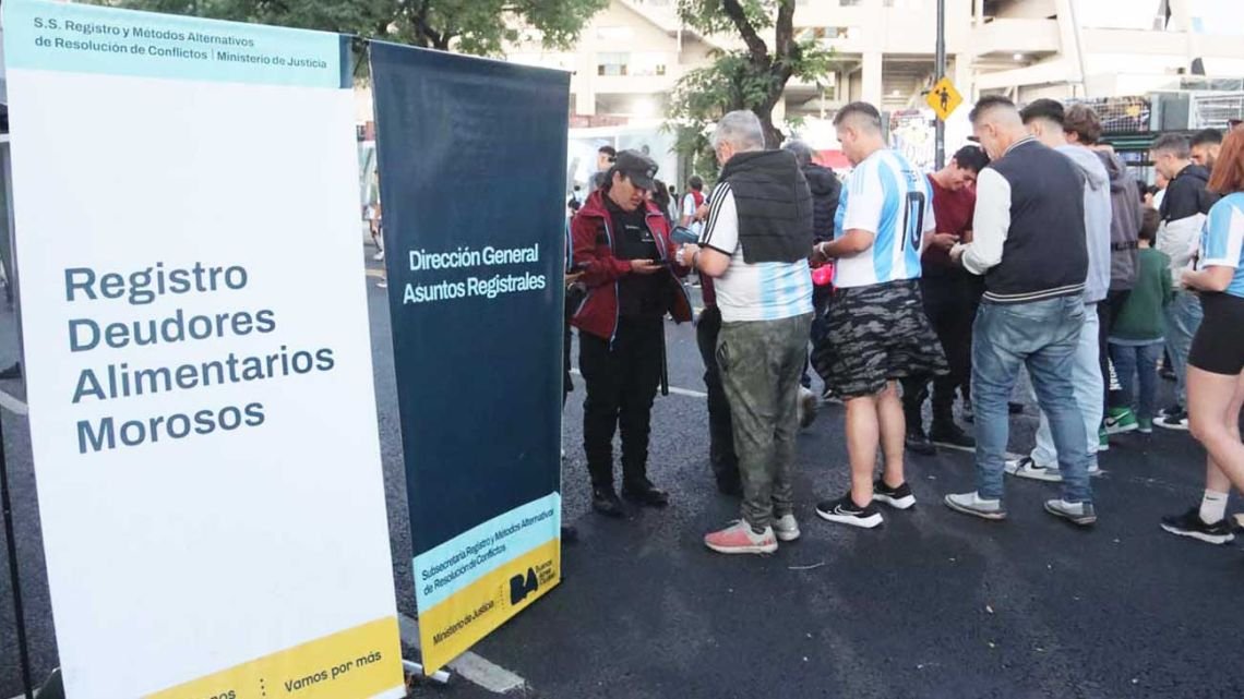 Prohíben ingreso de deudores alimentarios a las canchas: "El que no cumple con sus hijos, afuera"