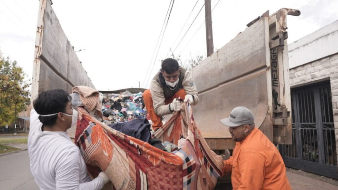 Récord de basura: retiran 38 toneladas de residuos de una casa en Alto Alberdi