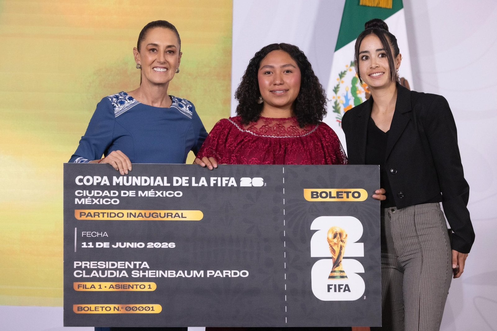 Sheinbaum regala su boleto para la inauguración del Mundial a una joven originaria de Veracruz