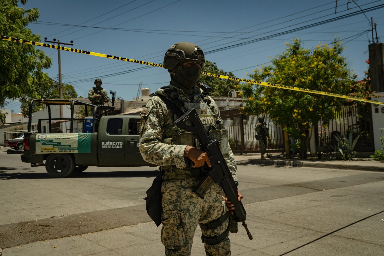 Elementos del ejército mexicano y de la policía estatal llegan a la colonia La Pemex después de registrarse un tiroteo, en Culiacán Sinaloa, el 1 de mayo.