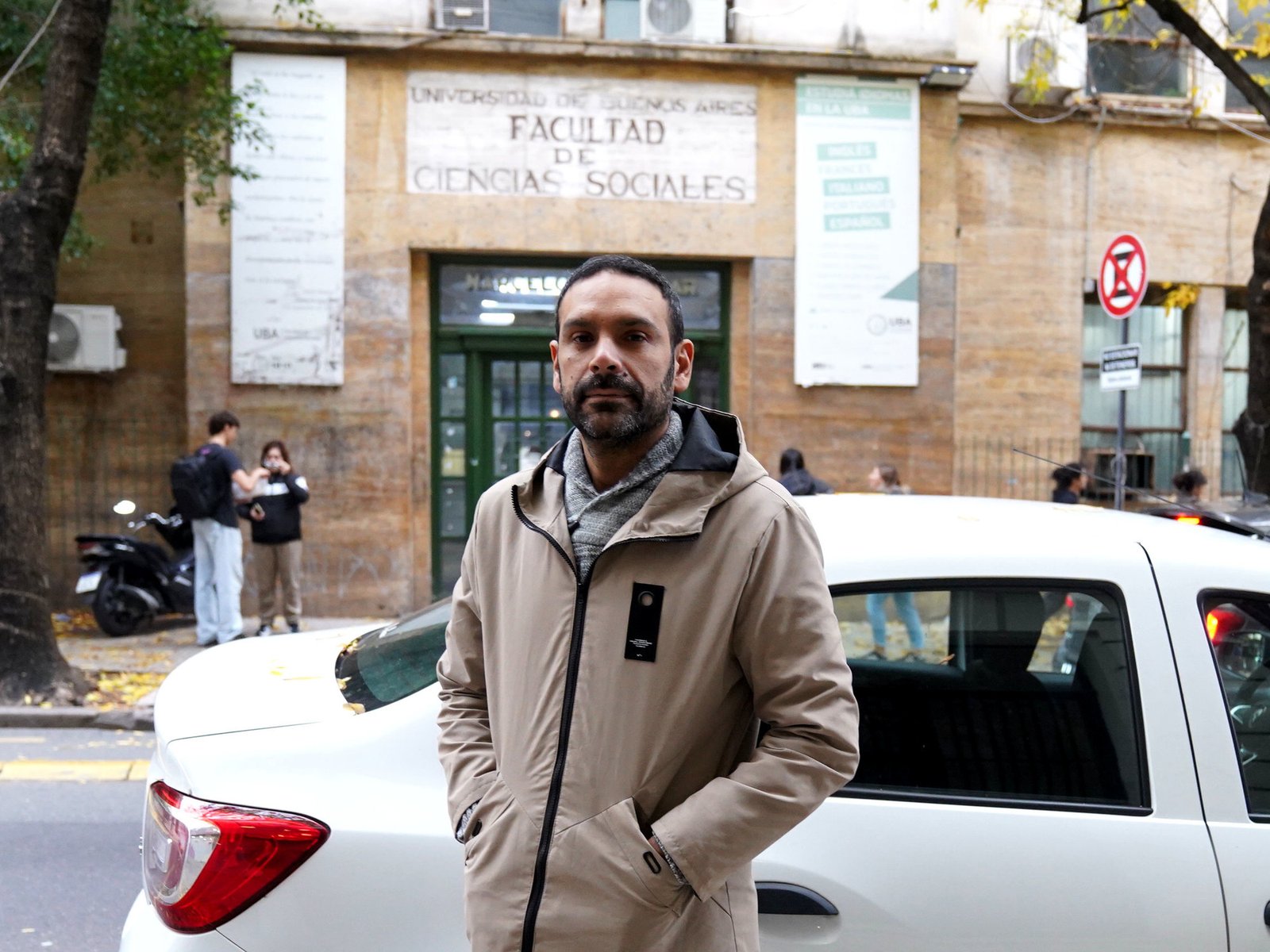 Son médicos, investigadores o docentes de la UBA y además deben manejar un Uber para llegar a fin de mes