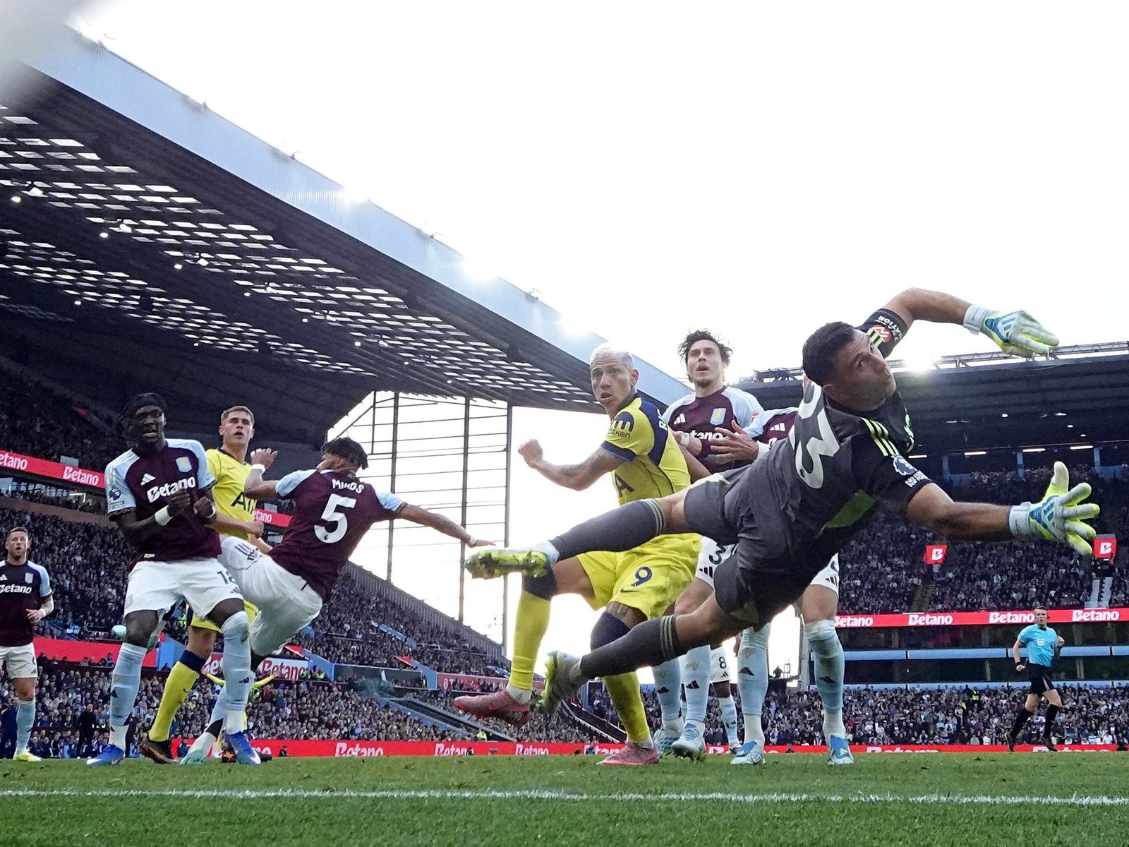 Tottenham le ganó al Aston Villa de Dibu Martínez y vuelve a soñar con la permanencia en la Premier League