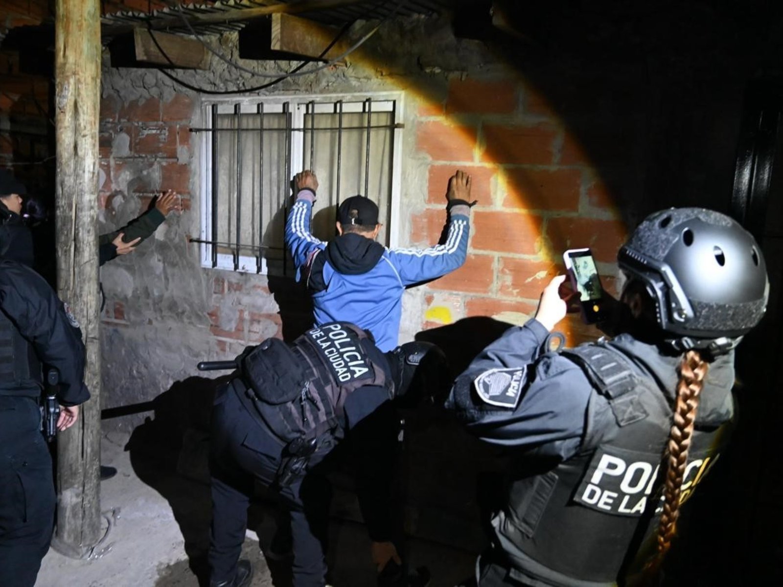 Tras el despliegue en Fuerte Apache, también la Ciudad hizo un megaoperativo en 15 villas