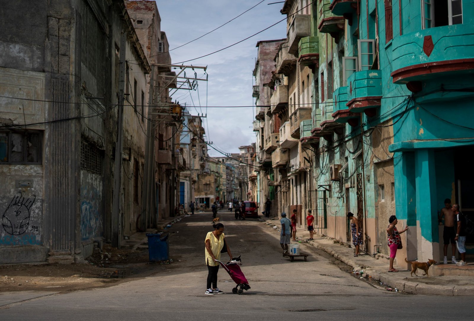 Una mujer camina en las calles de La Habana, Cuba, el 17 de marzo.