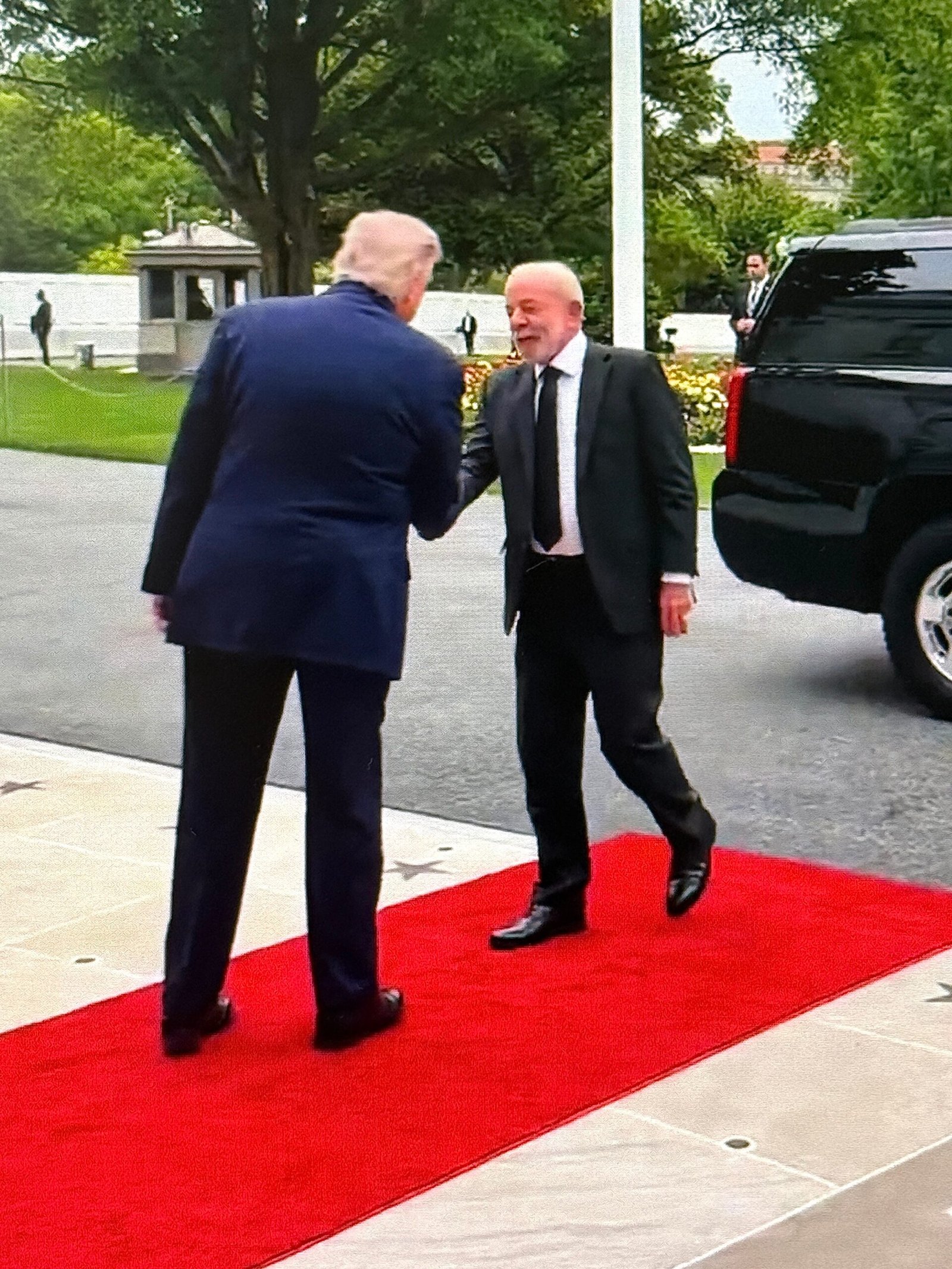 Trump y Lula abordan la economía y la seguridad en una cita clave para reencauzar la relación de Estados Unidos y Brasil