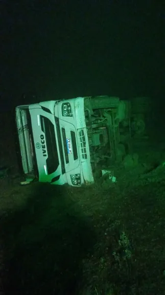 Un camionero fue hospitalizado tras volcar en la Ruta Nacional 3