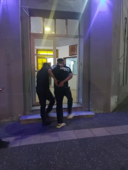 Un hombre fue detenido tras agredir a una mujer dentro de un auto en Comodoro