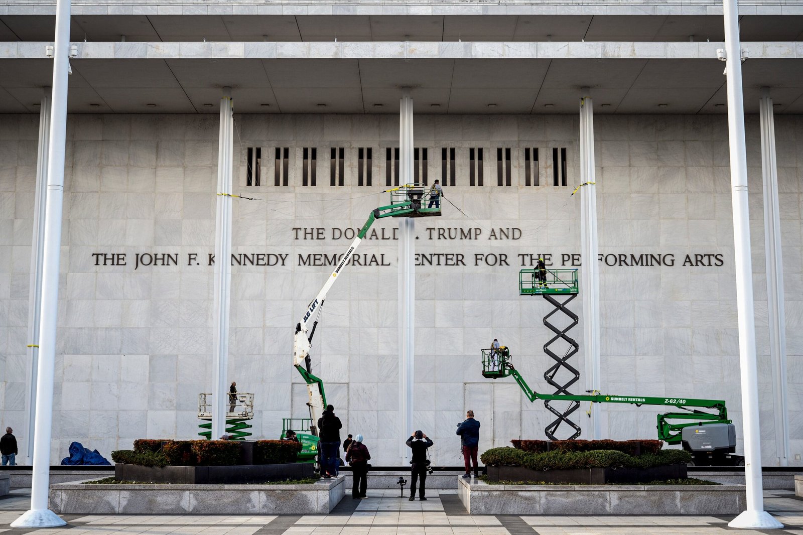 Un juez ordena retirar el nombre de Trump del Kennedy Center, el gran centro artístico de Washington