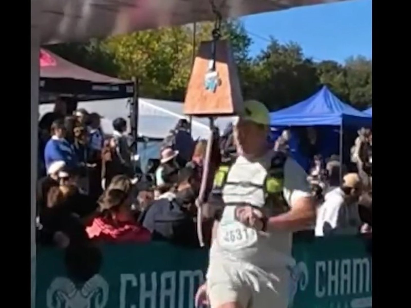 Un maratonista ganó una carrera en Córdoba, festejó cabeceando la campana de la línea de llegada y terminó con seis puntos de sutura