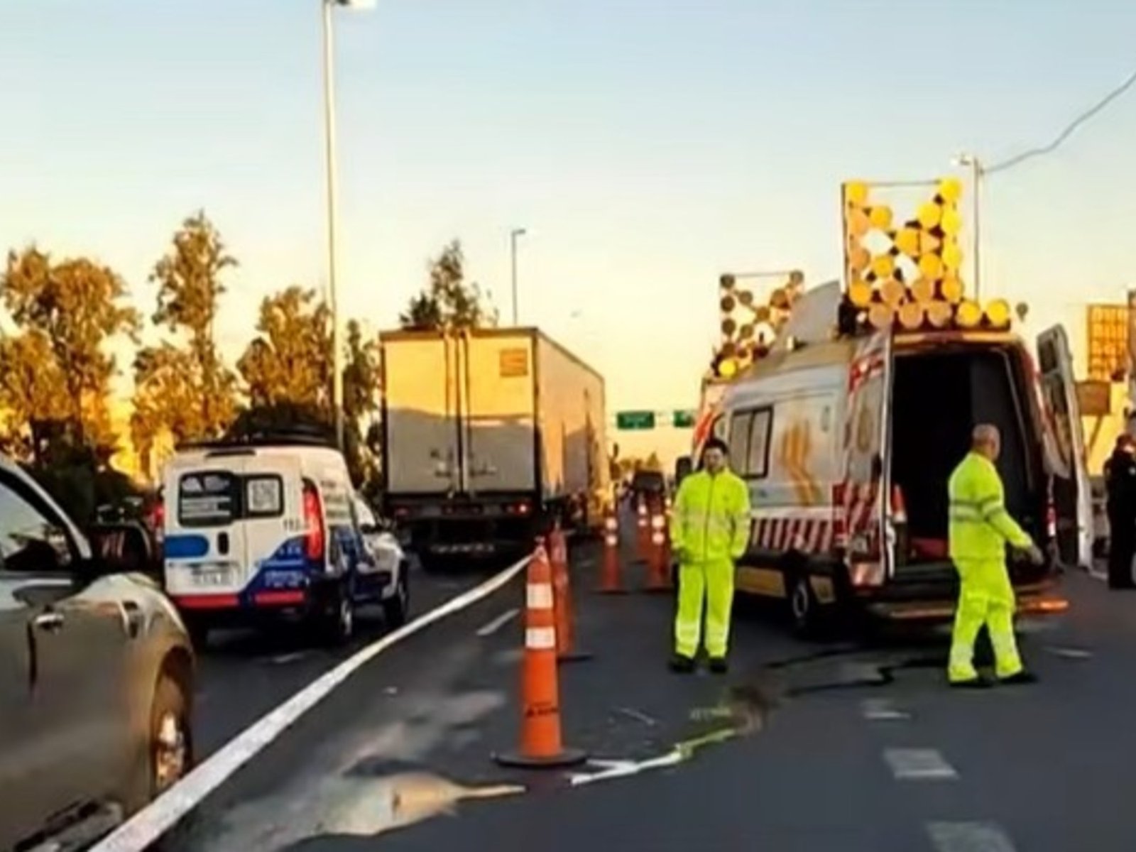Un muerto en la autopista tras un choque entre una moto y un camión: caos de tránsito