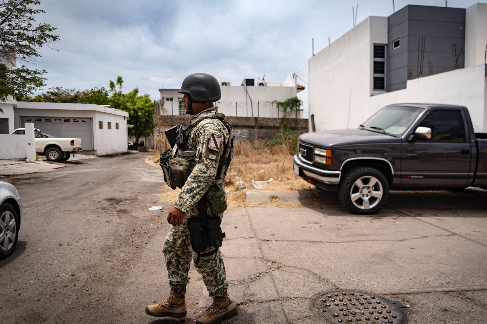 Elementos del ejército vigilan la colonia Brisas del Humaya, después del ataque a Homar Salas, en Culiacán, Sinaloa, el 30 de abril.